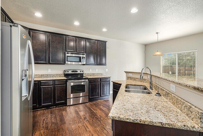 Foto del edificio - Nice Big Home, close to Ft Carson, Updated...