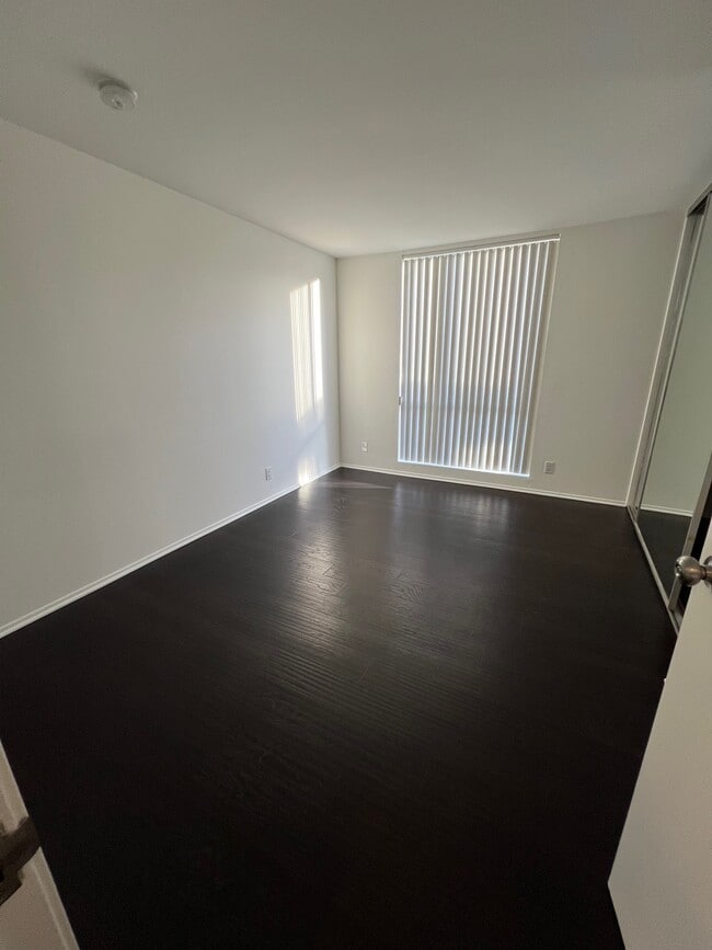 Building Photo - 3050 W 4th St