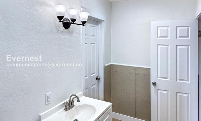 Foto del edificio - 2317 W Adams St