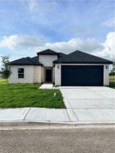 Building Photo - 9 Fairway Dr