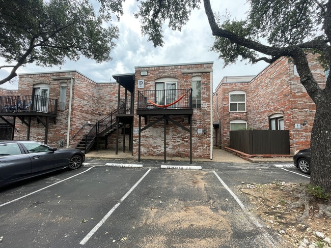 Building Photo - Room in Condo on E Hill Dr