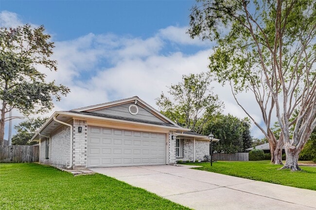 Foto del edificio - 2410 Clear Ridge Dr