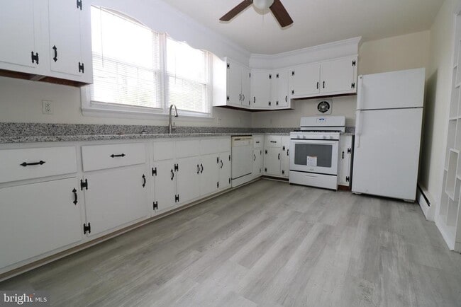 Building Photo - 1536 S Governors Ave