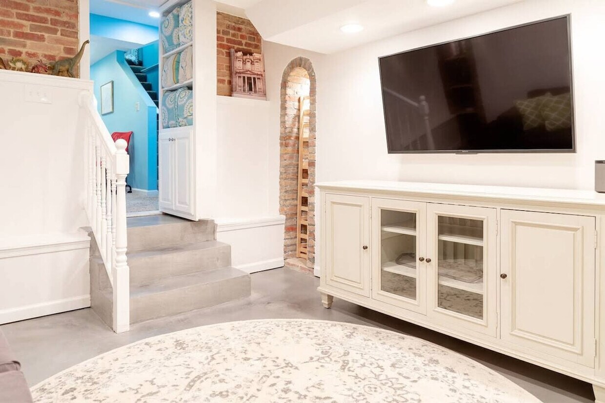 Primary Photo - 3708 Albemarle St NW