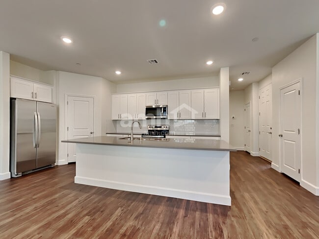 Foto del edificio - 290 Austin Bellerose Pl