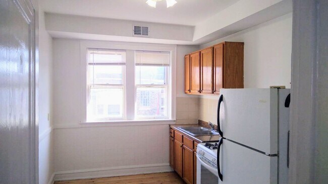 Kitchen - 3508 W Dickens Ave