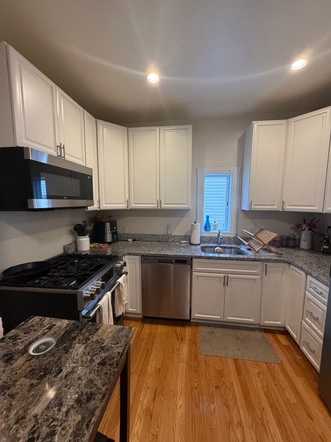 Building Photo - 518 E 3rd St