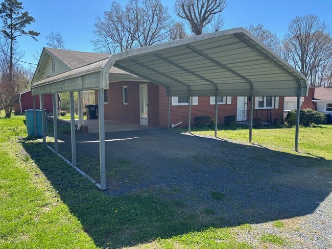 Building Photo - 3 bed, 1 bath brick home located in Asheboro
