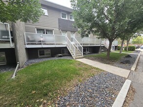 Building Photo - 206 Greenway Crescent W