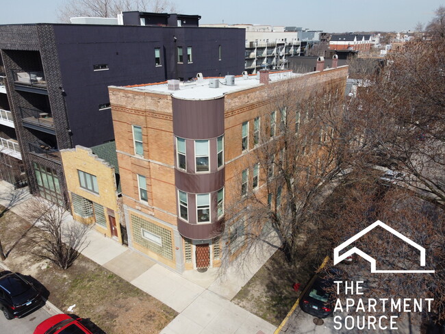Foto del edificio - 2738 W Chicago Ave