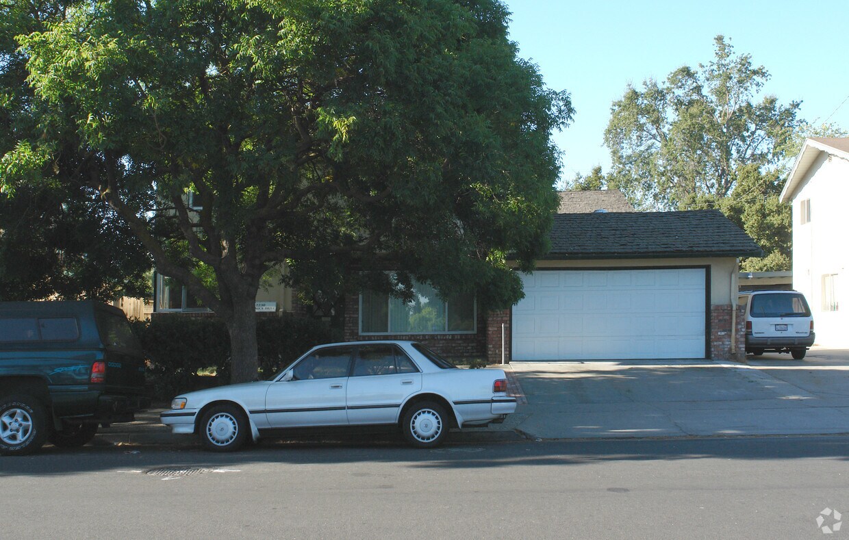 Building Photo - 2230 Shamrock Dr