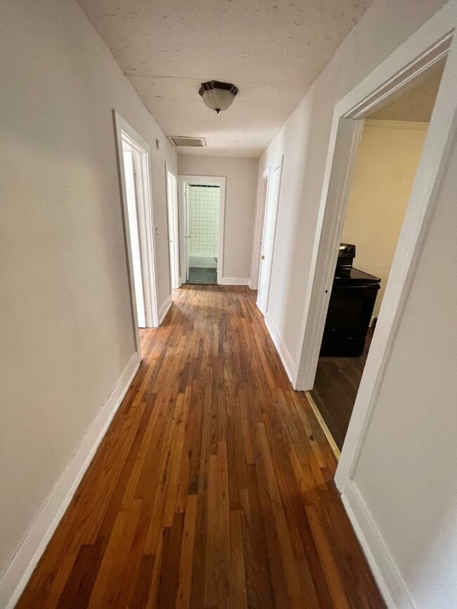 Foto del edificio - Hardwood Flooring throughout!