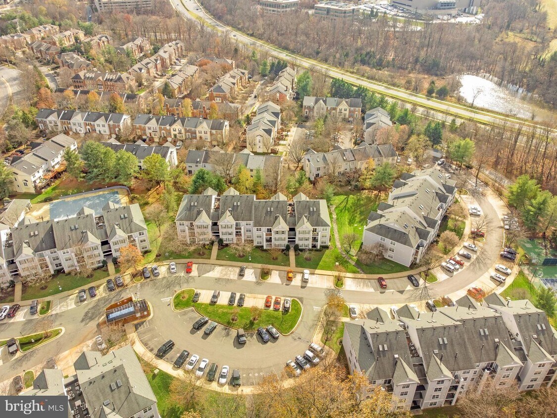 Primary Photo - 10018 Vanderbilt Cir