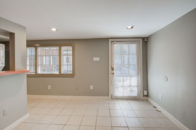 Building Photo - Free Standing 1/study located with easy ac...
