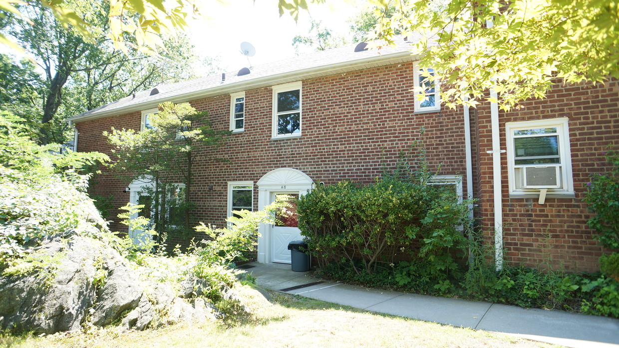 Primary Photo - 4605 Henry Hudson Pkwy W