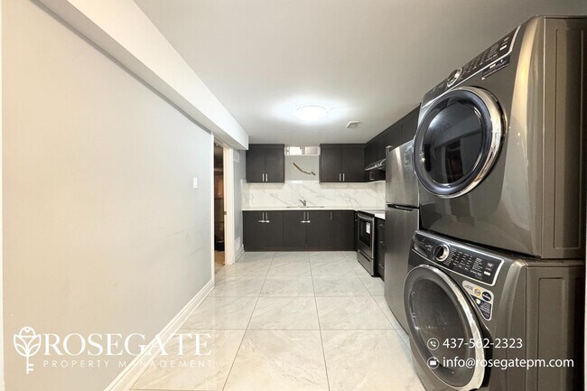 Photo du bâtiment - Spacious 2-Bedroom Lower Unit in Prime Bra...