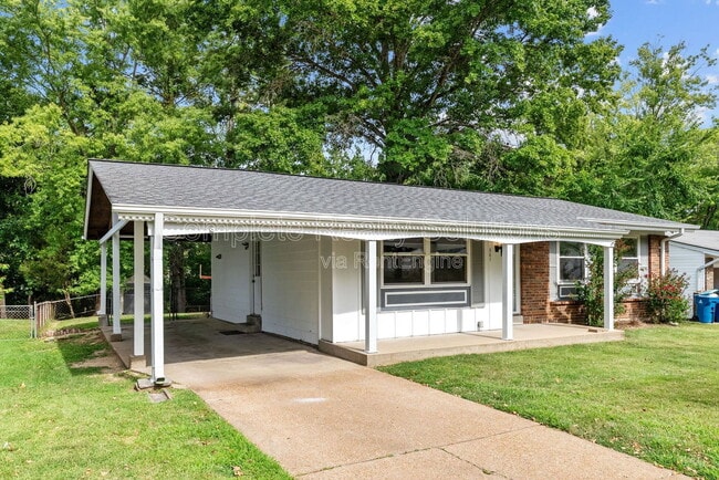 Building Photo - 561 Golfwood Dr