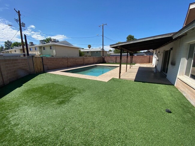 Building Photo - 5 Bedroom 3 Bath home close to ASU - POOL AND TURF BACKYARD