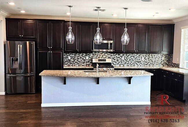 Building Photo - Beautiful Solar Home Located in Sacramento...