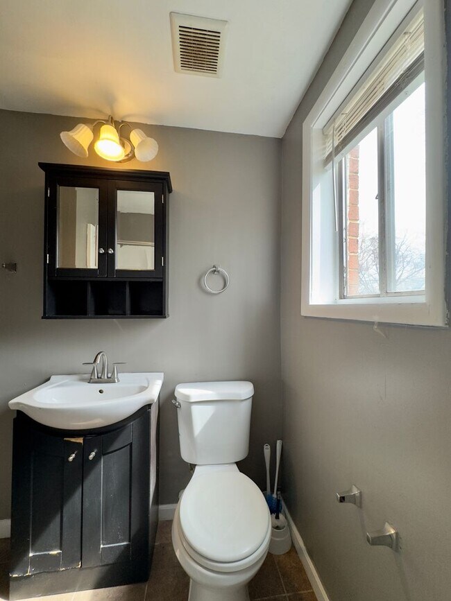 Foto del edificio - For Rent: Comfortable Living at 6414 Faird...