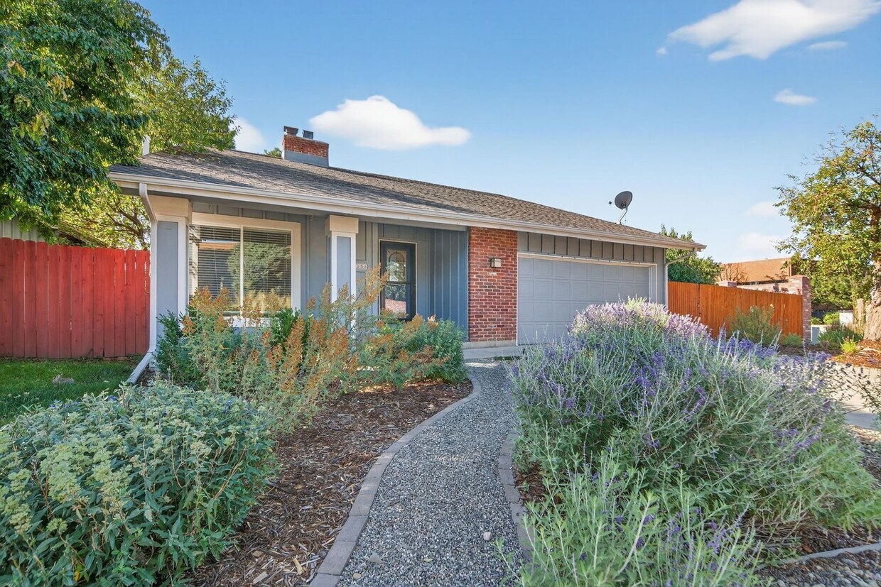 Spacious 4BR3BA House in Aurora - Spacious 4BR3BA House in Aurora