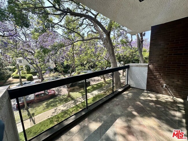 Foto del edificio - 324 N Palm Dr