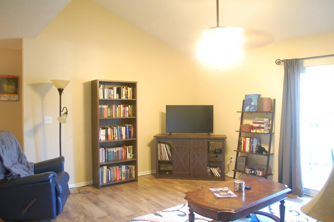 Building Photo - 21 N Cedar Lake Dr W