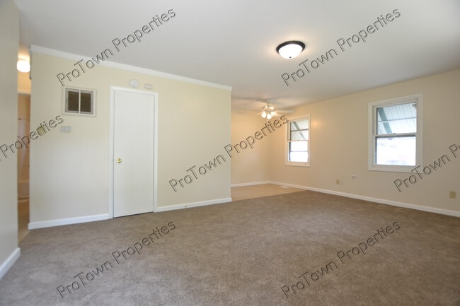 Foto del edificio - 121 Louis Rd