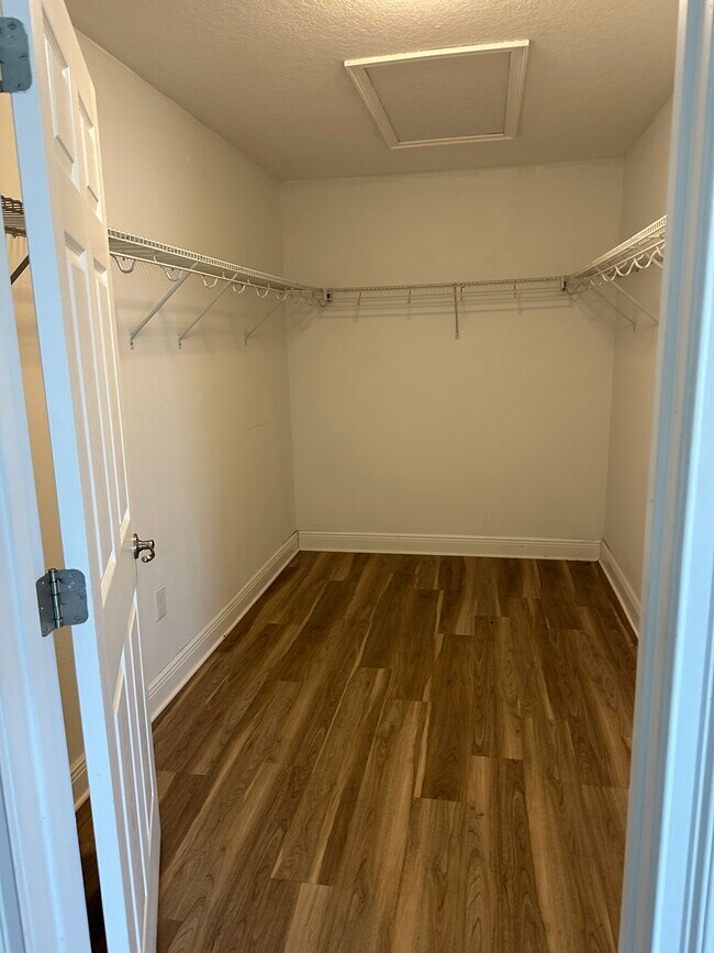 Vestidor principal - 6501 Manila Palm Way