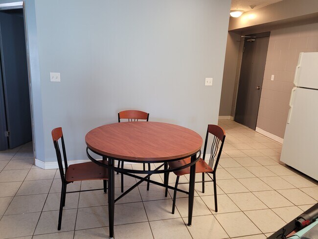 Building Photo - 253 Lester St