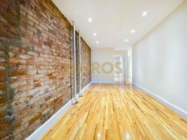 Foto del edificio - 335 E 10th St