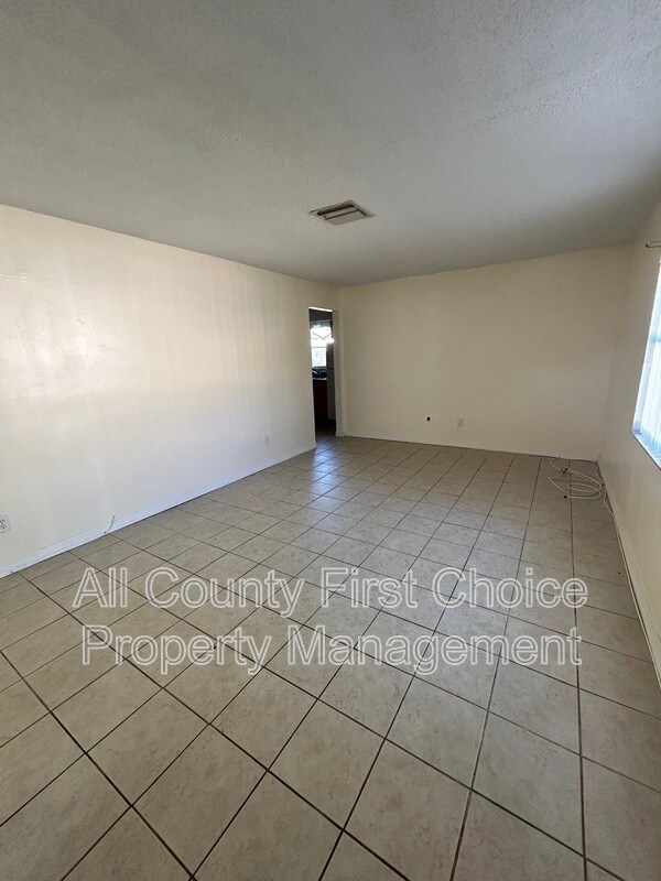 Building Photo - 928 Lake Palms Dr