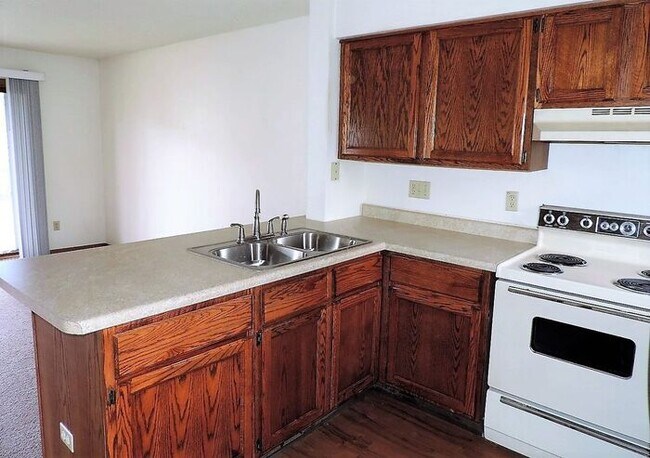 Building Photo - $1025 | 2 Bedroom, 1 Bathroom Condo | Cat ...