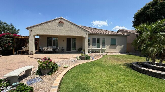 Building Photo - 2531 E Iris Dr
