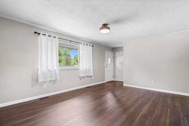 Building Photo - Charming 4-Bedroom Home in Desirable Neigh...