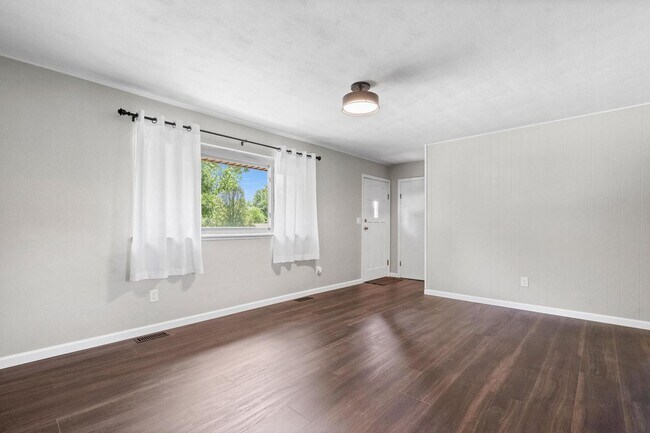 Foto del edificio - Charming 4-Bedroom Home in Desirable Neigh...