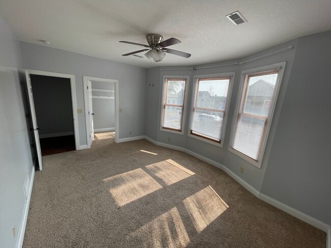 Building Photo - Spacious 3-bedroom, 2-bathroom duplex loca...