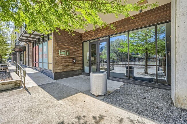 Foto del edificio - 1800 E 4th St