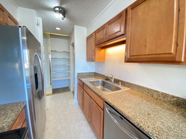 Building Photo - Pacific Beach Condo! 2 BEDROOM 2 BATH with...