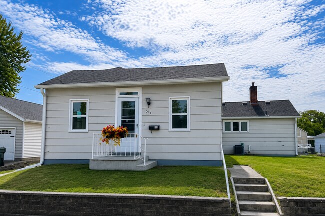 Building Photo - Charming 2-Bedroom Clinton Home with Garage!