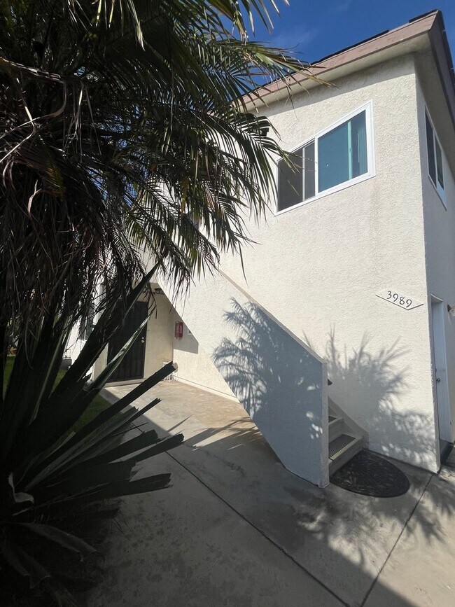 Foto del edificio - 3 BLOCKS TO MISSION BAY! SPACIOUS 2BD/1BA TOP FLOOR APARTMENT W/ GARAGE!!! $3,095/mo