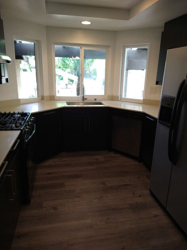 Foto del edificio - 4 Bedroom Townhouse - Ideal for Chapman St...