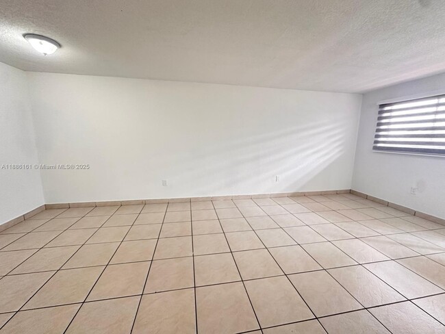 Foto del edificio - 1380 W 41st St