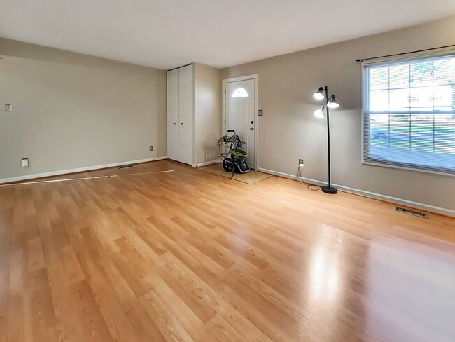 Foto del edificio - Lovely Townhouse Condo in Reisterstown