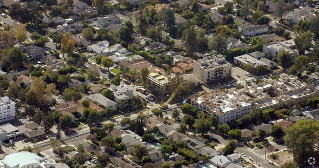 Foto aérea - 12602 Moorpark St