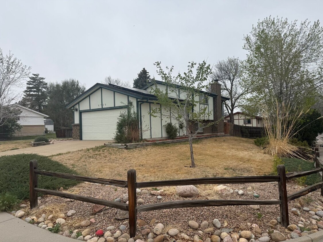 Foto del edificio - 4 Bedroom, 3 Bath home with 2 Car Attached Garage and RV Parking