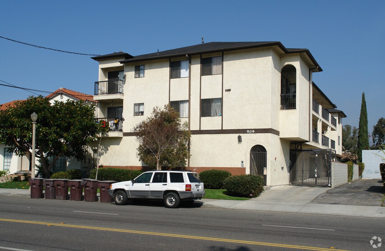 Foto principal - 909 E Chevy Chase Dr