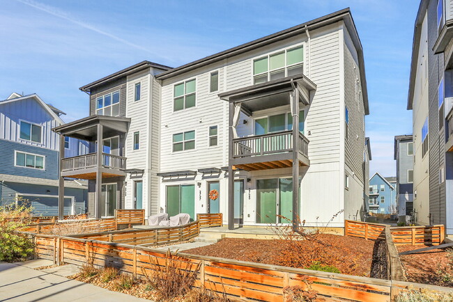 Building Photo - $2,500 - 2 Bed, 2 Full Bath Townhome In Broomfield with Central AC and In Unit Laundry!