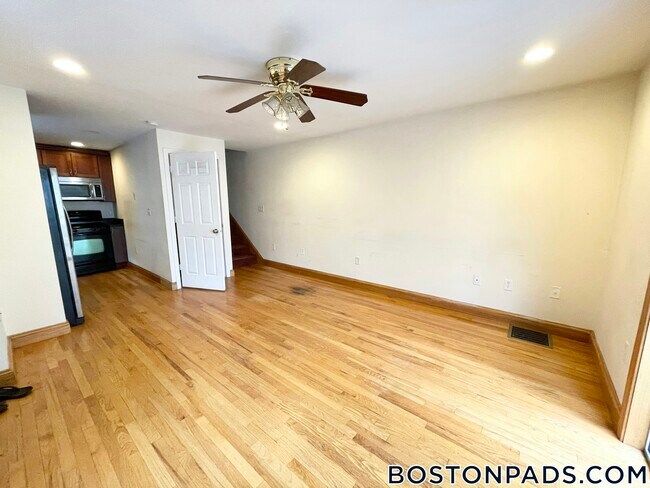 Foto del edificio - 241 W 3rd St