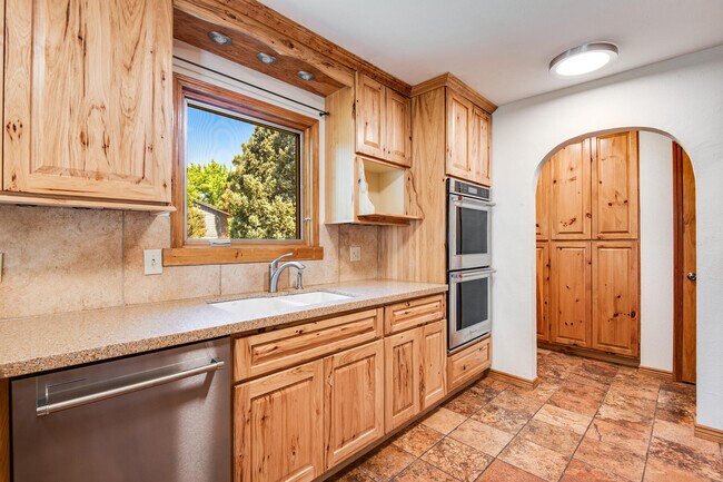 Foto del edificio - 5240 Sun Dial Pl